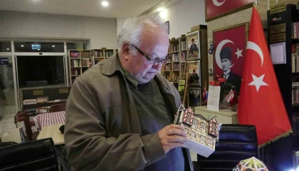 Çöpe gidecek malzemeleri sanata dönüştüren emekli usta tarihi maketlerle yaşatıyor