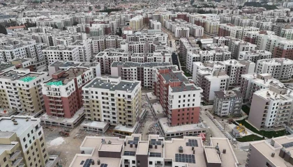Depremde yüzlerce kişiye mezar olan ve yeniden inşa edilen mahallede şükür namazı kılındı