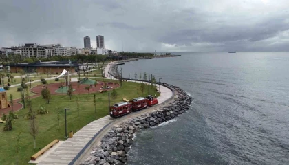 Depremin izlerinin silindiği İskenderun sahili ücretsiz nostaljik trenle şenlendi