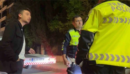 Dur ihtarına uymayan alkollü sürücünün polisi ikna çabaları sonuç vermedi