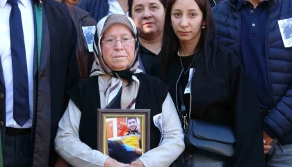 Duruşmaya oğlunun portresiyle gelen anne: Ne olur bir an önce ceza verin de buralara gelmeyeyim
