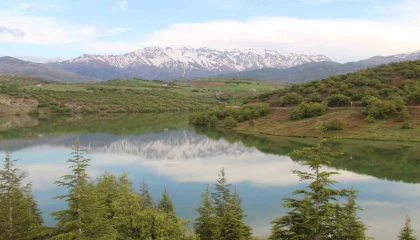 Esence Göleti ve Berit Dağında kartpostallık manzara