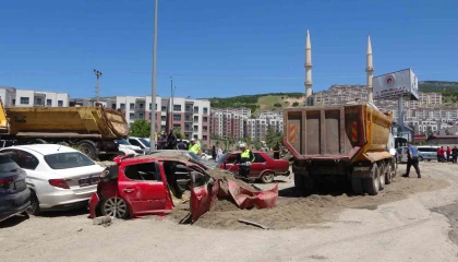Freni boşalan kamyon 7 araca çarptı: 6 yaralı