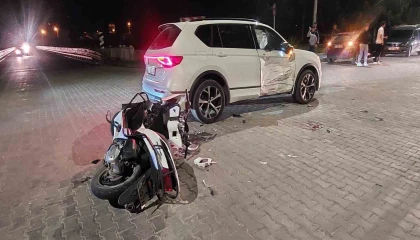 Gazipaşada motosiklet ile otomobil çarpıştı: 1 yaralı