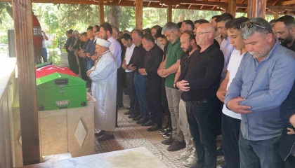 Girdiği denizde hayatını kaybeden genç hakem son yolculuğuna uğurlandı