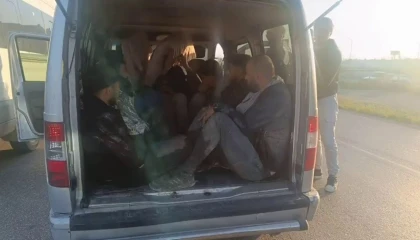 Hafif ticari araca 10 göçmen sığdıran insan tacirine 100 bin TL ceza