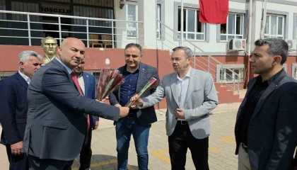 Hassalı muhtarlardan öğretmenlere çiçekli teşekkür