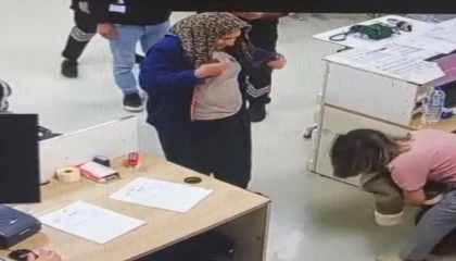 Hastane kantininde boğazına şeker kaçan Minayı hemşire kurtardı