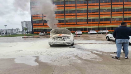 Hastane otoparkındaki otomobil alev aldı