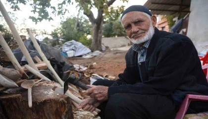 Hatayda 85 yaşındaki usta, 70 yıldır ağaç dallarını keser ve bıçakla kaşığa dönüştürüyor