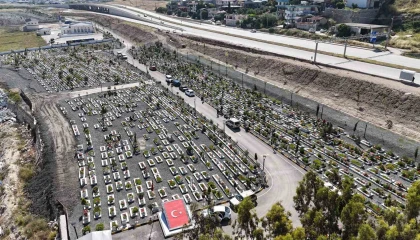 Hatayda deprem şehitliğinde buruk Kurban Bayramı