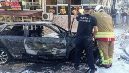 Hatayda park halindeki otomobil alevler içinde yandı