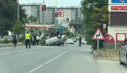 Hatayda refüje çarpan otomobil takla attı, sürücü yaralandı