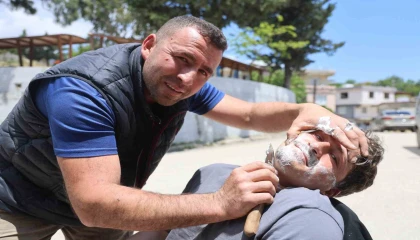 Hatayda ürettiği bıçakların keskinliği göstermek için insanları tıraş ediyor
