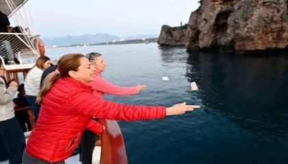 Hıdırellezde dilekler Akdenizin mavi sularına bırakıldı