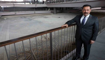 İnşaat çalışmalarında ortaya çıkan ve depremi hasarsız atlatan devasa mozaik ilk günkü ihtişamını koruyor