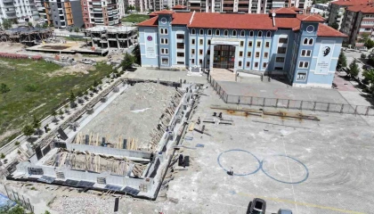 Isparta Belediyesi, 3 okula halı saha ve 1 okula kapalı spor salonu kazandırıyor