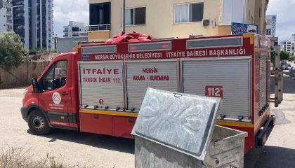 İşyerinin arkasındaki eşyalar yandı, çevreyi kara dumanlar kapladı