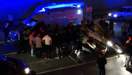 Kahramanmaraşta otomobil direğe çarptı: 1i ağır 3 yaralı