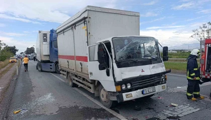 Kamyon, kırmızı ışıkta bekleyen tıra çarptı: 2 yaralı