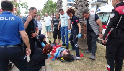 Karşıya geçmeye çalışan gence otomobil çarptı, kız arkadaşı ve annesi sinir krizi geçirdi
