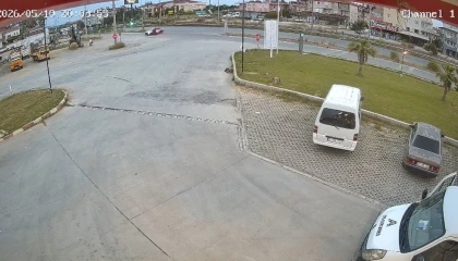 Kavşakta otomobile çarpan motosikletteki 2 kişi yaralandı