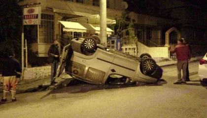 Kaza sonrası ters dönen araçtan sızan akaryakıt paniğe neden oldu