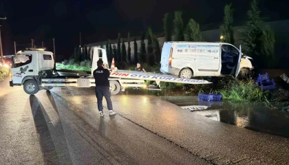 Kaza yapan kamyonet su kanalında asılı kaldı: 1 yaralı