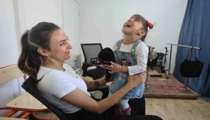 Kendi ayakları üzerinde durmayı başaran serebral palsi hastası Ada Sunun annesine kendi elleriyle verdiği çiçek yürekleri ısıttı