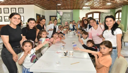 Kepezde anne ve çocuklar renkli mum atölyesine katıldı