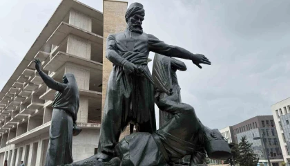 Kıbrıs Meydanındaki anıt yeniden ait olduğu yerde