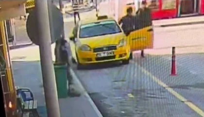 Kontak anahtarı üzerinde bırakılan taksiyi alıp kaçmaya çalıştı, köşeyi dönemeden yakalandı