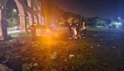 Kontrolden çıkan otomobil dekoratif surlara çarptı: 4 yaralı