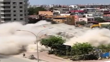 Kontrolsüz yıkım faciaya davetiye çıkardı: Kadın son anda kaçtı
