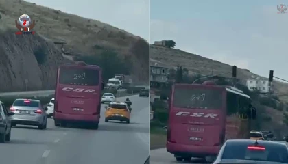 Kornaya basarak otomobilleri sollayan yolcu otobüsü, manevralarıyla korkuttu