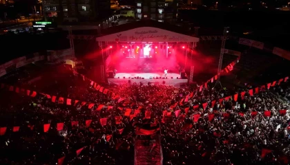 Kumlucada festival coşkusu Poizi konseriyle devam etti
