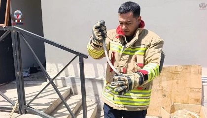 Kumluda eve giren yılanı itfaiye yakaladı