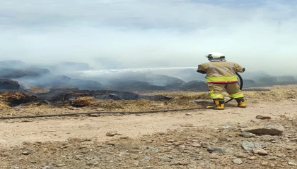 Kumluda samanlık yangını