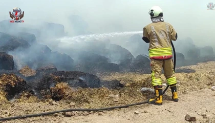 Kumluda samanlık yangını