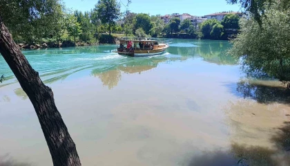 Manavgat Irmağında kaynağı belirlenemeyen görüntü endişelendiriyor