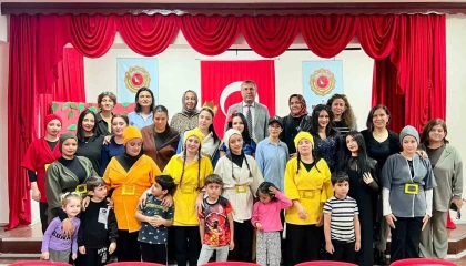 Masallar sahneye taşındı, meslek liselilerden miniklere masal gösterisi