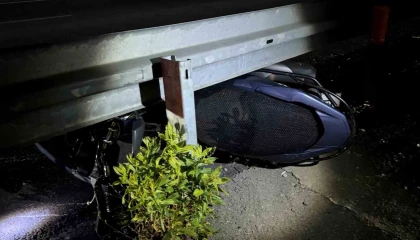 Mazgala takılan motosiklet bariyerlere çarptı: 1 ağır yaralı