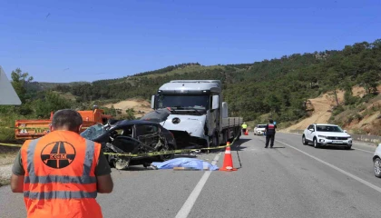 Mermer yüklü tırla kafa kafaya çarpışan otomobildeki çift hayatını kaybetti