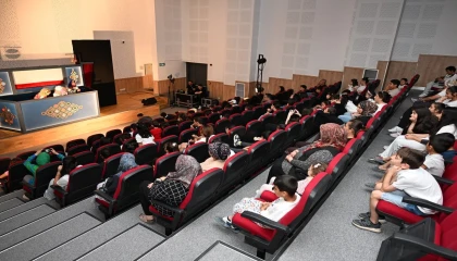 Mersin Büyükşehir Belediyesinden çocuklara kuklalı tiyatro sürprizi