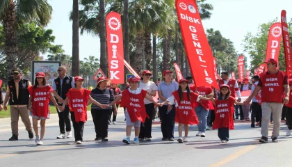 Mersinde 1 Mayıs coşkuyla kutlandı