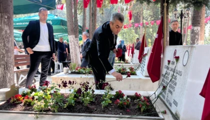 Mersinde bayramda şehitlik unutulmadı