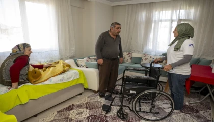 Mersinde engellilere tekerlekli sandalye ve hasta bezi desteği