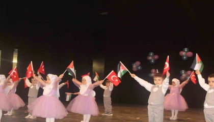 Mersinde miniklerin sahne performansı ilgiyle izlendi