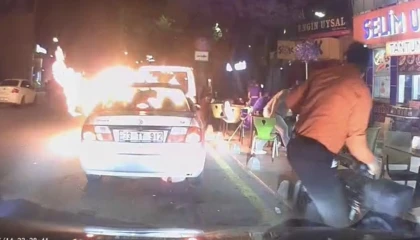 Mersinde motor kısmından alev alan otomobil paniğe neden oldu