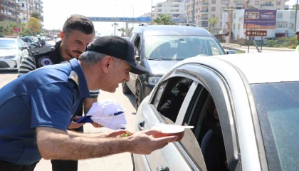 Mersinde yoğurt ve çilek ikramlı trafik uygulaması